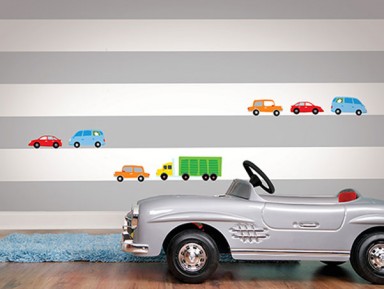 Pegatinas para pared infantiles de coches de The Wallpaper Store, sobre papel pintado de bandas blancas y grises