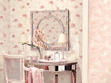 Decoración en matices cremas y flores rosas con papel de The Wallpaper Store