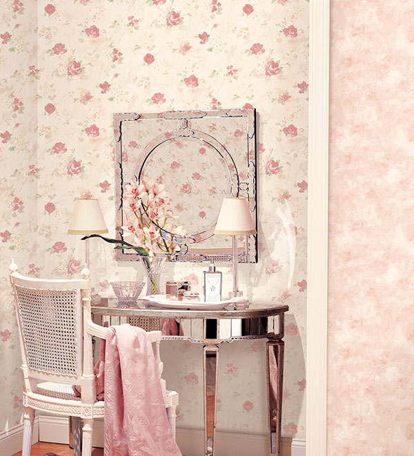 Decoración en matices cremas y flores rosas con papel de The Wallpaper Store