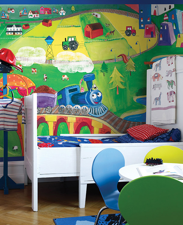 Papel pintado para habitación de niño con divertidos dibujos de locomotora y grande en The Wallpaper Store
