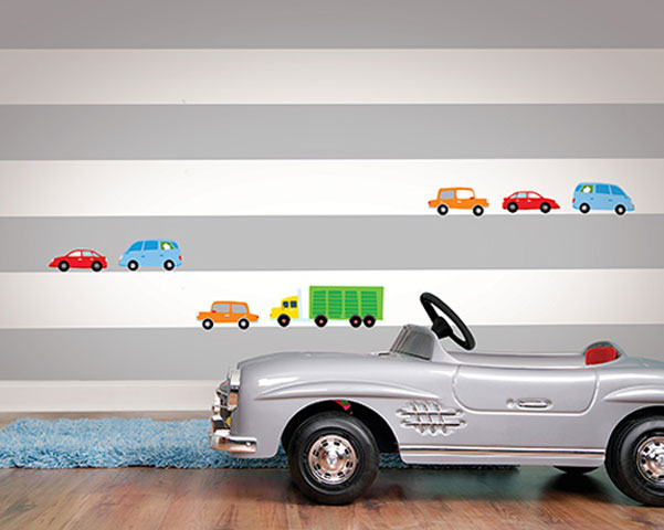 Pegatinas para pared infantiles de coches de The Wallpaper Store, sobre papel pintado de bandas blancas y grises